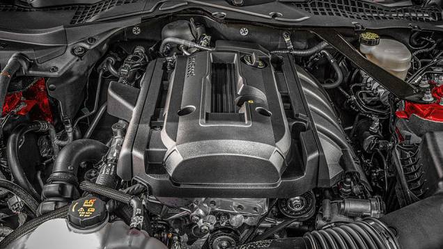 Na longitudinal, o 2.3 trabalha com a tração traseira | <a href="https://preprod.quatrorodas.abril.com.br/carros/impressoes/ford-mustang-2015-816081.shtml" target="_blank" rel="migration">Leia mais</a> Na longitudinal, o 2.3 trabalha com a tração traseira | <a href="https://preprod.quatrorodas.abril.com.br/carros/impressoes/ford-mustang-2015-816081.shtml" target="_blank" rel="migration">Leia mais</a>