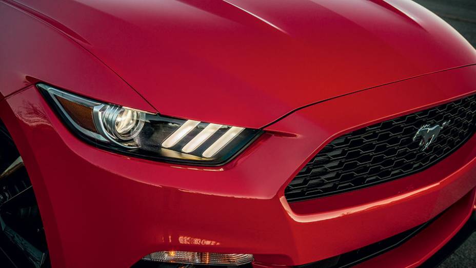 EcoBoost: grade sem barras verticais | <a href="https://preprod.quatrorodas.abril.com.br/carros/impressoes/ford-mustang-2015-816081.shtml" target="_blank" rel="migration">Leia mais</a>