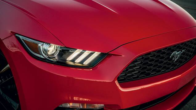 EcoBoost: grade sem barras verticais | <a href="https://preprod.quatrorodas.abril.com.br/carros/impressoes/ford-mustang-2015-816081.shtml" target="_blank" rel="migration">Leia mais</a> EcoBoost: grade sem barras verticais | <a href="https://preprod.quatrorodas.abril.com.br/carros/impressoes/ford-mustang-2015-816081.shtml" target="_blank" rel="migration">Leia mais</a>