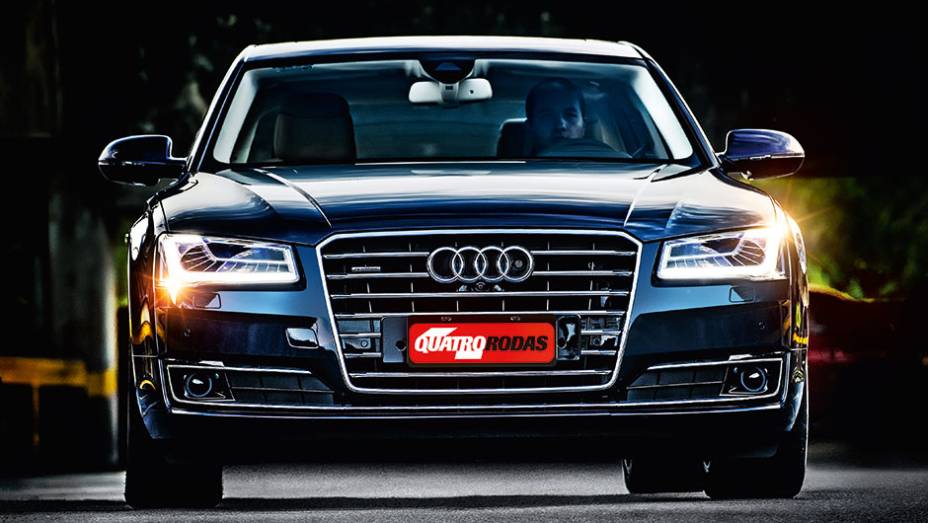 No facho alto, novos faróis contam com 25 leds | <a href="https://preprod.quatrorodas.abril.com.br/carros/testes/audi-a8-4-0-tfsi-819948.shtml" target="_blank" rel="migration">Leia mais</a>