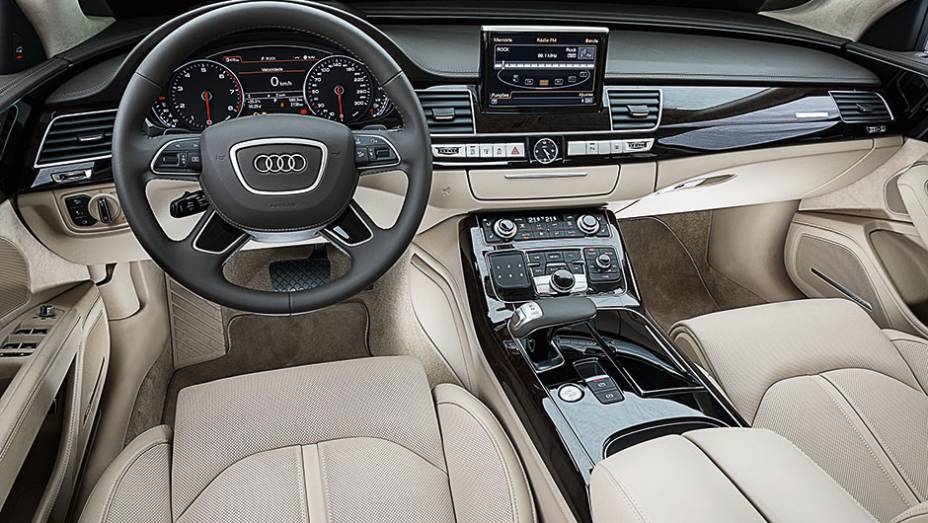 Dos frisos ao console, passando pelo volante e pela alavanca de c&acirc;mbio, tudo &eacute; novo no A8 | <a href="https://preprod.quatrorodas.abril.com.br/carros/testes/audi-a8-4-0-tfsi-819948.shtml" target="_blank" rel="migration">Leia mais</a>