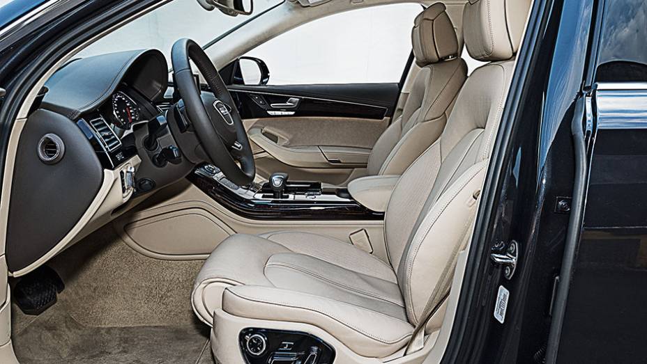 Os bancos dianteiros e traseiros t&ecirc;m aquecimento, ventila&ccedil;&atilde;o e massagem | <a href="https://preprod.quatrorodas.abril.com.br/carros/testes/audi-a8-4-0-tfsi-819948.shtml" target="_blank" rel="migration">Leia mais</a>