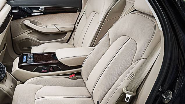 Os bancos dianteiros e traseiros têm aquecimento, ventilação e massagem | <a href="https://preprod.quatrorodas.abril.com.br/carros/testes/audi-a8-4-0-tfsi-819948.shtml" target="_blank" rel="migration">Leia mais</a> Os bancos dianteiros e traseiros têm aquecimento, ventilação e massagem | <a href="https://preprod.quatrorodas.abril.com.br/carros/testes/audi-a8-4-0-tfsi-819948.shtml" target="_blank" rel="migration">Leia mais</a>