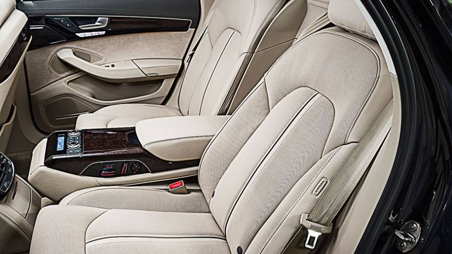 Os bancos dianteiros e traseiros t&ecirc;m aquecimento, ventila&ccedil;&atilde;o e massagem | <a href="https://preprod.quatrorodas.abril.com.br/carros/testes/audi-a8-4-0-tfsi-819948.shtml" target="_blank" rel="migration">Leia mais</a>