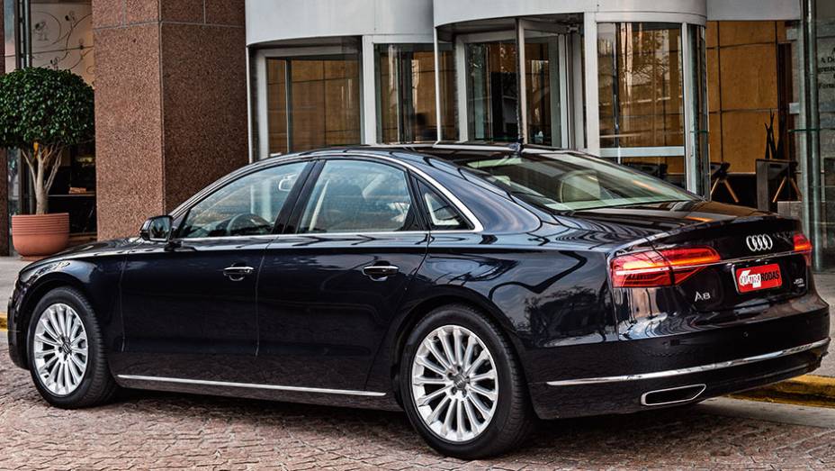 As sa&iacute;das de escapamento est&atilde;o embutidas no para-choque | <a href="https://preprod.quatrorodas.abril.com.br/carros/testes/audi-a8-4-0-tfsi-819948.shtml" target="_blank" rel="migration">Leia mais</a>