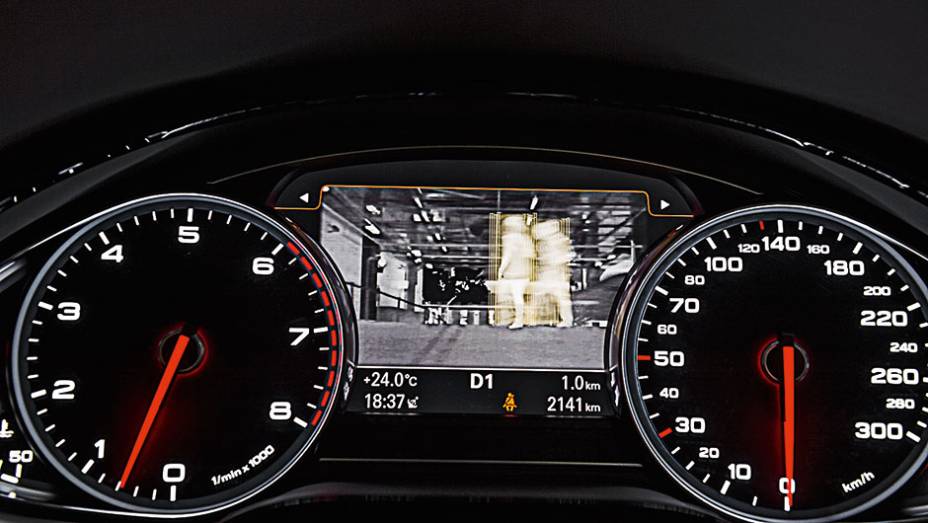 Tela projeta imagens do sistema de vis&atilde;o noturna | <a href="https://preprod.quatrorodas.abril.com.br/carros/testes/audi-a8-4-0-tfsi-819948.shtml" target="_blank" rel="migration">Leia mais</a>