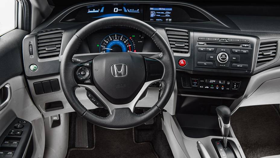 A versão LXS é menos equipada, mas o tom claro do interior melhora a sensação de amplitude | <a href="https://preprod.quatrorodas.abril.com.br/carros/comparativos/civic-lxs-x-city-exl-820221.shtml" target="_blank" rel="migration">Leia mais</a>