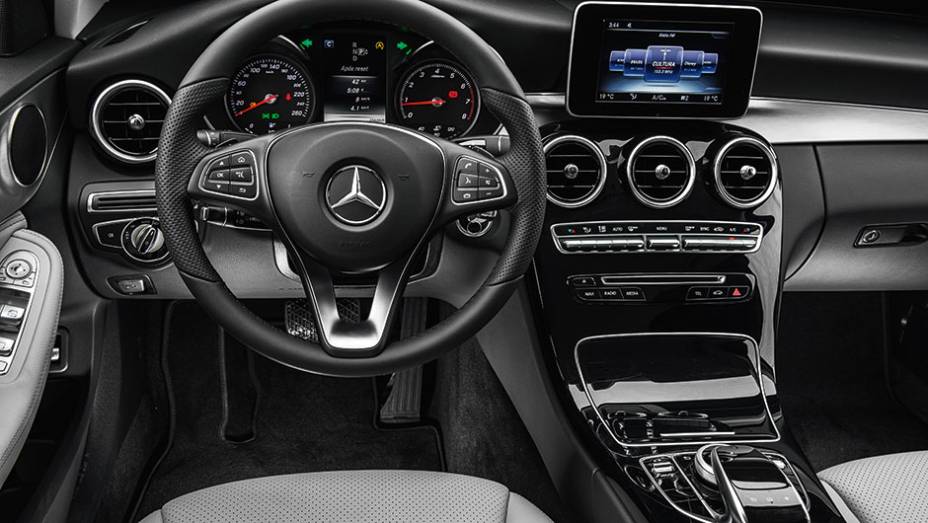 Painel tem visual s&oacute;brio. Maior, o C180 tem um pouco mais de espa&ccedil;o na cabine | <a href="https://preprod.quatrorodas.abril.com.br/carros/comparativos/classe-c-x-cla-820227.shtml" target="_blank" rel="migration">Leia mais</a>