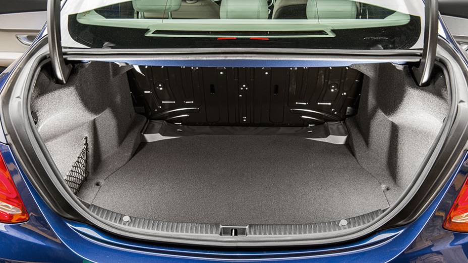 Porta-malas leva at&eacute; 480 litros | <a href="https://preprod.quatrorodas.abril.com.br/carros/comparativos/classe-c-x-cla-820227.shtml" target="_blank" rel="migration">Leia mais</a>