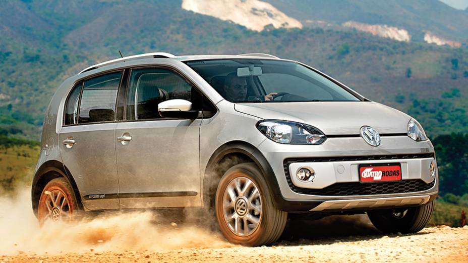 O CrossUp! tem apliques pretos e prateados | <a href="https://preprod.quatrorodas.abril.com.br/carros/impressoes/vw-crossup-819589.shtml" target="_blank" rel="migration">Leia mais</a>