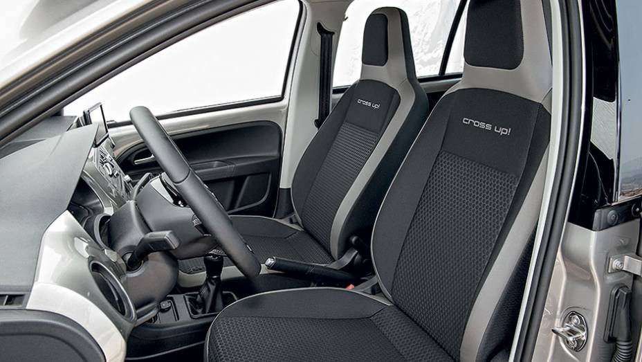 Os bancos têm revestimento exclusivo | <a href="https://preprod.quatrorodas.abril.com.br/carros/impressoes/vw-crossup-819589.shtml" target="_blank" rel="migration">Leia mais</a>
