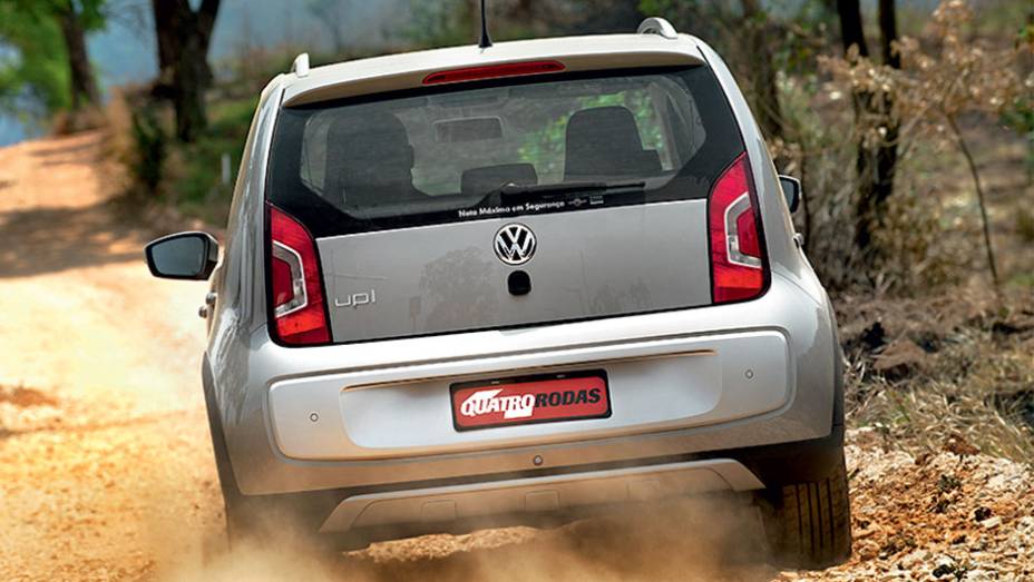 O estepe permanece do lado de dentro | <a href="https://preprod.quatrorodas.abril.com.br/carros/impressoes/vw-crossup-819589.shtml" target="_blank" rel="migration">Leia mais</a>
