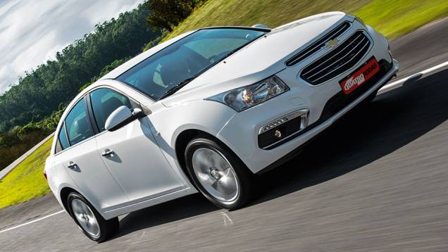Grade com barras horizontais e enormes molduras do farol de milha, tudo cromado | <a href="https://preprod.quatrorodas.abril.com.br/carros/testes/chevrolet-cruze-2015-819958.shtml" target="_blank" rel="migration">Leia mais</a> Grade com barras horizontais e enormes molduras do farol de milha, tudo cromado | <a href="https://preprod.quatrorodas.abril.com.br/carros/testes/chevrolet-cruze-2015-819958.shtml" target="_blank" rel="migration">Leia mais</a>