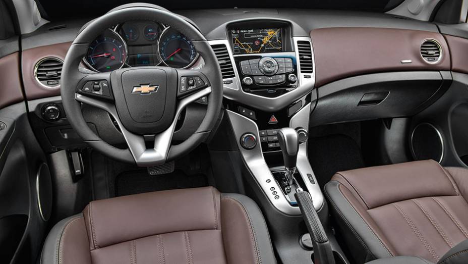 Revestimento de couro da cor Brown Storm é a única novidade no interior | <a href="https://preprod.quatrorodas.abril.com.br/carros/testes/chevrolet-cruze-2015-819958.shtml" target="_blank" rel="migration">Leia mais</a>