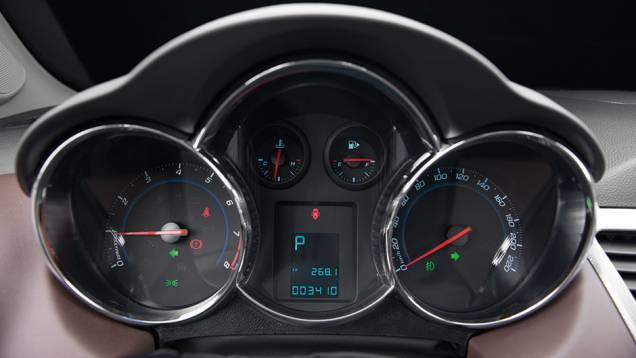 Instrumentos com reflexos | <a href="https://preprod.quatrorodas.abril.com.br/carros/testes/chevrolet-cruze-2015-819958.shtml" target="_blank" rel="migration">Leia mais</a> Instrumentos com reflexos | <a href="https://preprod.quatrorodas.abril.com.br/carros/testes/chevrolet-cruze-2015-819958.shtml" target="_blank" rel="migration">Leia mais</a>