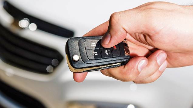 Segure o botão na chave para ligar o motor a distância | <a href="https://preprod.quatrorodas.abril.com.br/carros/testes/chevrolet-cruze-2015-819958.shtml" target="_blank" rel="migration">Leia mais</a> Segure o botão na chave para ligar o motor a distância | <a href="https://preprod.quatrorodas.abril.com.br/carros/testes/chevrolet-cruze-2015-819958.shtml" target="_blank" rel="migration">Leia mais</a>