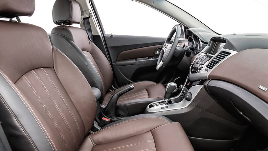 O espaço interno ainda é um dos pontos altos do Cruze, especialmente no banco traseiro | <a href="https://preprod.quatrorodas.abril.com.br/carros/testes/chevrolet-cruze-2015-819958.shtml" target="_blank" rel="migration">Leia mais</a>