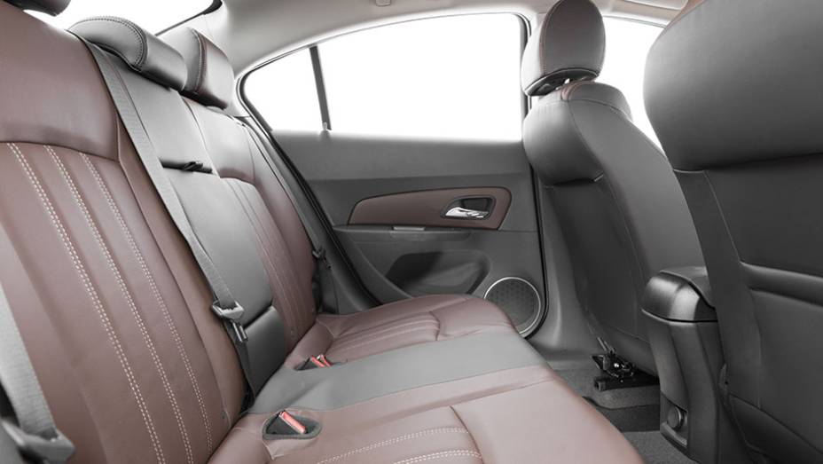 O espaço interno ainda é um dos pontos altos do Cruze, especialmente no banco traseiro | <a href="https://preprod.quatrorodas.abril.com.br/carros/testes/chevrolet-cruze-2015-819958.shtml" target="_blank" rel="migration">Leia mais</a>