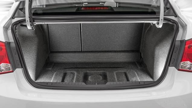 Capacidade do porta-malas manteve-se nos 450 litros | <a href="https://preprod.quatrorodas.abril.com.br/carros/testes/chevrolet-cruze-2015-819958.shtml" target="_blank" rel="migration">Leia mais</a> Capacidade do porta-malas manteve-se nos 450 litros | <a href="https://preprod.quatrorodas.abril.com.br/carros/testes/chevrolet-cruze-2015-819958.shtml" target="_blank" rel="migration">Leia mais</a>