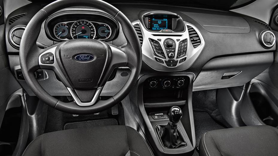 Ka SEL tem detalhes em dois tons, comando de som no volante, painel digital e computador de bordo | <a href="https://preprod.quatrorodas.abril.com.br/carros/comparativos/fiesta-s-x-ka-se-820222.shtml" target="_blank" rel="migration">Leia mais</a>