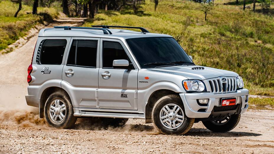 Asfalto não é o habitat natural do M.O.V. | <a href="https://preprod.quatrorodas.abril.com.br/carros/impressoes/mahindra-m-v-819594.shtml" target="_blank" rel="migration">Leia mais</a>