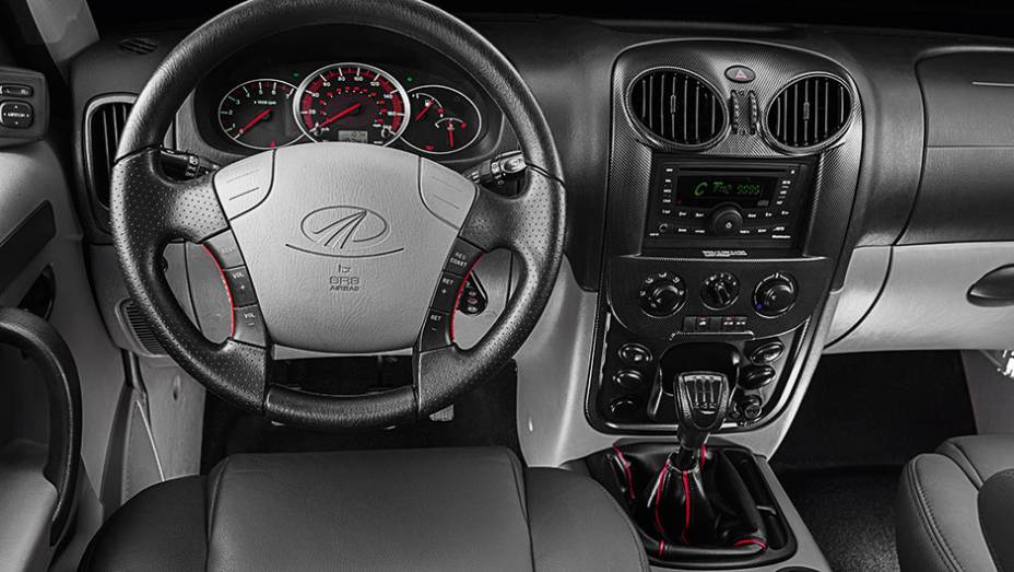 Bem-equipado, mas de acabamento simples | <a href="https://preprod.quatrorodas.abril.com.br/carros/impressoes/mahindra-m-v-819594.shtml" target="_blank" rel="migration">Leia mais</a>