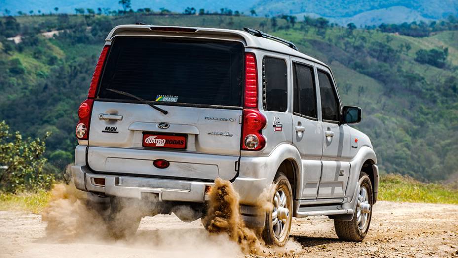 Altura elevada o coloca em destaque na rua | <a href="https://preprod.quatrorodas.abril.com.br/carros/impressoes/mahindra-m-v-819594.shtml" target="_blank" rel="migration">Leia mais</a>