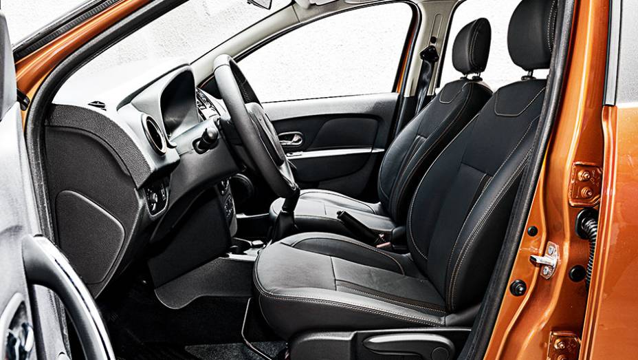 Espaço interno é bem maior que o de seus rivais, como CrossFox ou HB20X | <a href="https://preprod.quatrorodas.abril.com.br/carros/testes/renault-sandero-stepway-819954.shtml" target="_blank" rel="migration">Leia mais</a>