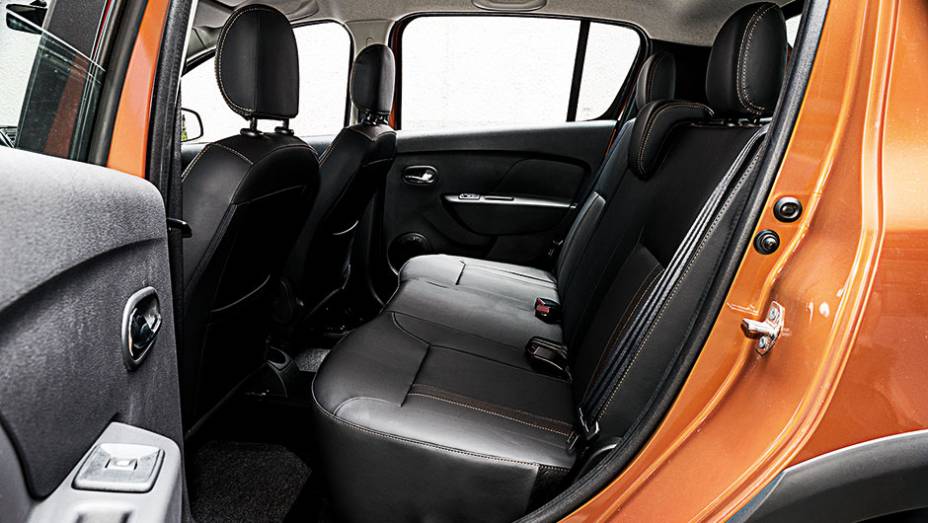 Espaço interno é bem maior que o de seus rivais, como CrossFox ou HB20X | <a href="https://preprod.quatrorodas.abril.com.br/carros/testes/renault-sandero-stepway-819954.shtml" target="_blank" rel="migration">Leia mais</a>