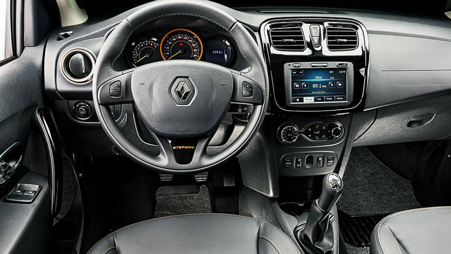 Detalhes laranja em saídas de ar, volante e instrumentos | <a href="https://preprod.quatrorodas.abril.com.br/carros/testes/renault-sandero-stepway-819954.shtml" target="_blank" rel="migration">Leia mais</a>