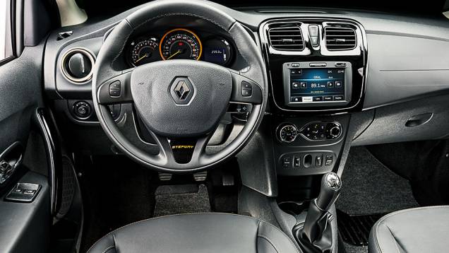 Detalhes laranja em saídas de ar, volante e instrumentos | <a href="https://preprod.quatrorodas.abril.com.br/carros/testes/renault-sandero-stepway-819954.shtml" target="_blank" rel="migration">Leia mais</a> Detalhes laranja em saídas de ar, volante e instrumentos | <a href="https://preprod.quatrorodas.abril.com.br/carros/testes/renault-sandero-stepway-819954.shtml" target="_blank" rel="migration">Leia mais</a>