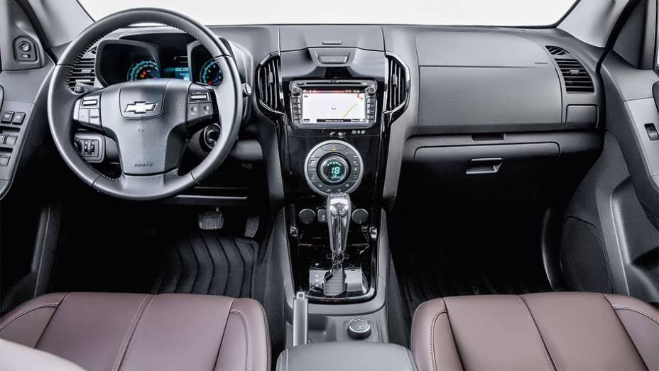 Vers&atilde;o &uacute;nica LTZ traz c&acirc;mbio autom&aacute;tico e 7 lugares | <a href="https://preprod.quatrorodas.abril.com.br/carros/testes/chevrolet-trailblazer-2015-819951.shtml" target="_blank" rel="migration">Leia mais</a>