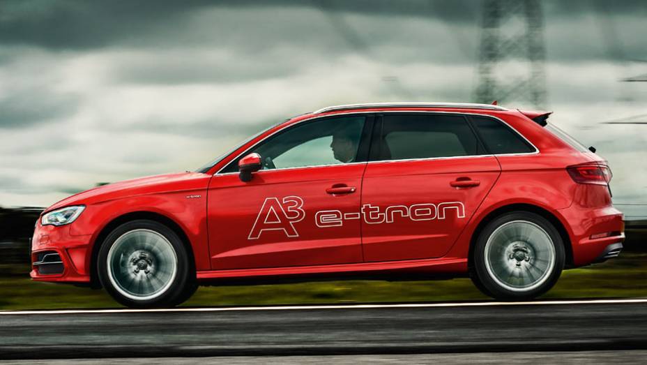 Sem o nome na lateral, você diria que este A3 é híbrido? | <a href="https://preprod.quatrorodas.abril.com.br/carros/testes/audi-a3-sportback-e-tron-827200.shtml" target="_blank" rel="migration">Leia mais</a>