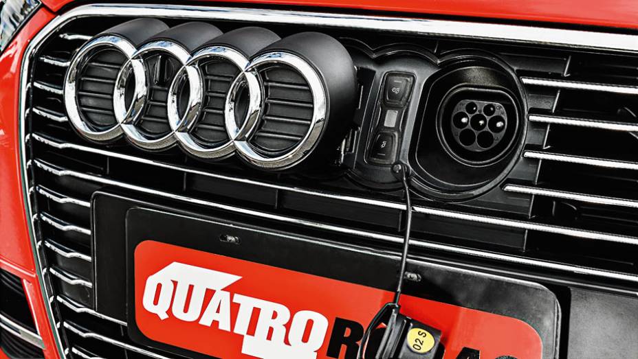 Tomada fica atrás pelo emblema dianteiro | <a href="https://preprod.quatrorodas.abril.com.br/carros/testes/audi-a3-sportback-e-tron-827200.shtml" target="_blank" rel="migration">Leia mais</a>