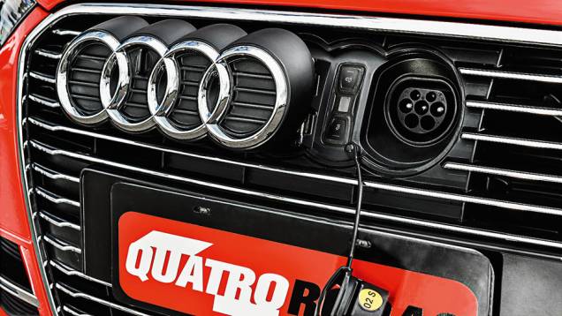 Tomada fica atrás pelo emblema dianteiro | <a href="https://preprod.quatrorodas.abril.com.br/carros/testes/audi-a3-sportback-e-tron-827200.shtml" target="_blank" rel="migration">Leia mais</a> Tomada fica atrás pelo emblema dianteiro | <a href="https://preprod.quatrorodas.abril.com.br/carros/testes/audi-a3-sportback-e-tron-827200.shtml" target="_blank" rel="migration">Leia mais</a>