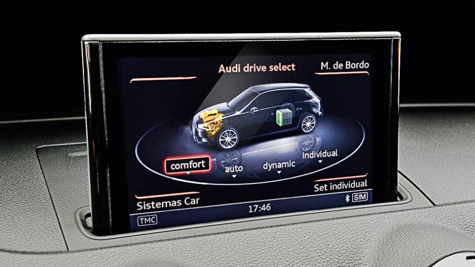 O sistema Drive Select ajusta o comportamento dinâmico | <a href="https://preprod.quatrorodas.abril.com.br/carros/testes/audi-a3-sportback-e-tron-827200.shtml" target="_blank" rel="migration">Leia mais</a>