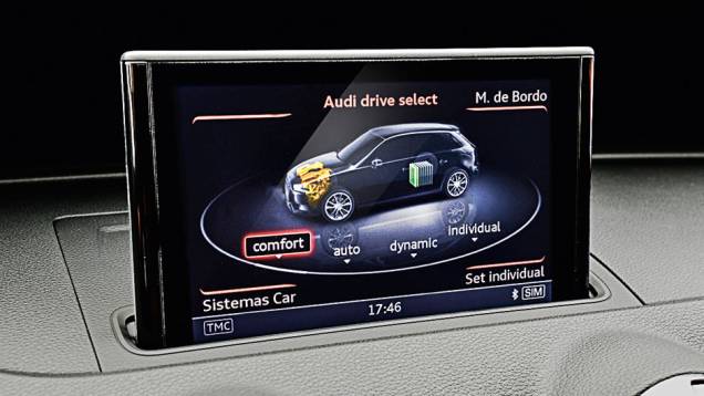 O sistema Drive Select ajusta o comportamento dinâmico | <a href="https://preprod.quatrorodas.abril.com.br/carros/testes/audi-a3-sportback-e-tron-827200.shtml" target="_blank" rel="migration">Leia mais</a> O sistema Drive Select ajusta o comportamento dinâmico | <a href="https://preprod.quatrorodas.abril.com.br/carros/testes/audi-a3-sportback-e-tron-827200.shtml" target="_blank" rel="migration">Leia mais</a>