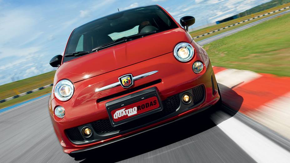 Fiat 500 Abarth: visual nervoso e 0 a 100 km/h em 6,9 segundos | <a href="https://preprod.quatrorodas.abril.com.br/carros/impressoes/fiat-500-abarth-821981.shtml" target="_blank" rel="migration">Leia mais</a>