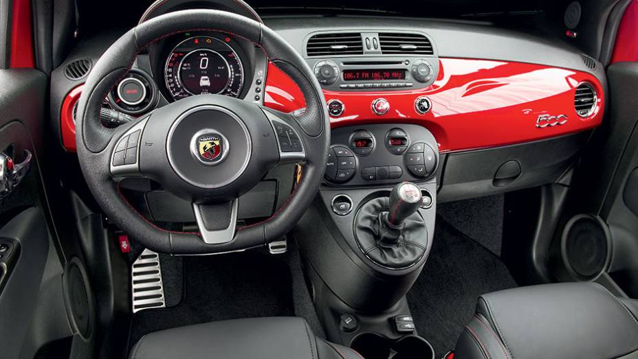 O logotipo da Fiat deu lugar ao escorpião da Abarth tanto no volante como em carroceria e motor | <a href="https://preprod.quatrorodas.abril.com.br/carros/impressoes/fiat-500-abarth-821981.shtml" target="_blank" rel="migration">Leia mais</a>