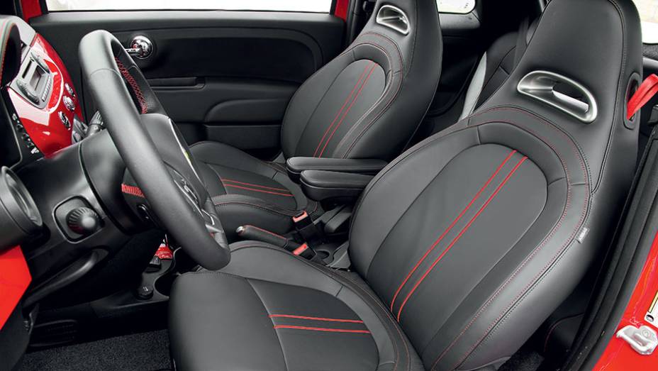 Bancos de couro exclusivos s&atilde;o de s&eacute;rie | <a href="https://preprod.quatrorodas.abril.com.br/carros/impressoes/fiat-500-abarth-821981.shtml" target="_blank" rel="migration">Leia mais</a>