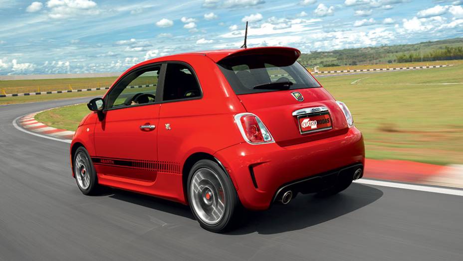 Faixa lateral, pinças vermelhas, dois escapes maiores, aerofólio e rodas aro 16: pronto para correr | <a href="https://preprod.quatrorodas.abril.com.br/carros/impressoes/fiat-500-abarth-821981.shtml" target="_blank" rel="migration">Leia mais</a>