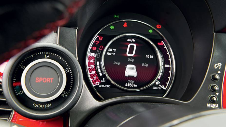 Medidor de press&atilde;o do turbo junto ao veloc&iacute;metro | <a href="https://preprod.quatrorodas.abril.com.br/carros/impressoes/fiat-500-abarth-821981.shtml" target="_blank" rel="migration">Leia mais</a>