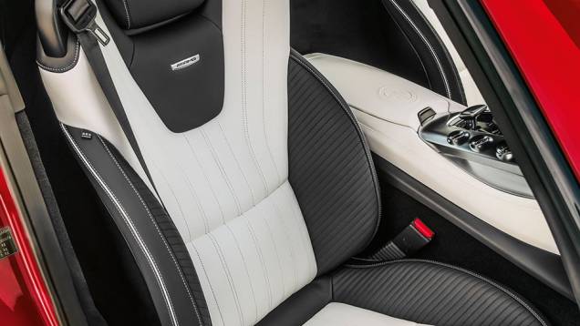 Bancos têm apoio lateral | <a href="https://preprod.quatrorodas.abril.com.br/carros/impressoes/mercedes-benz-amg-gt-822120.shtml" target="_blank" rel="migration">Leia mais</a> Bancos têm apoio lateral | <a href="https://preprod.quatrorodas.abril.com.br/carros/impressoes/mercedes-benz-amg-gt-822120.shtml" target="_blank" rel="migration">Leia mais</a>