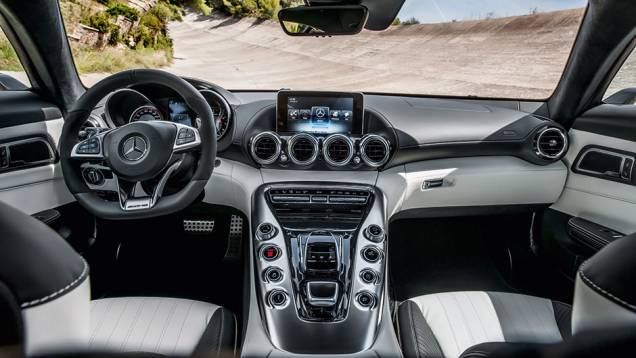 O console reúne o botão de partida e o mouse da central multimídia (LCD) | <a href="https://preprod.quatrorodas.abril.com.br/carros/impressoes/mercedes-benz-amg-gt-822120.shtml" target="_blank" rel="migration">Leia mais</a> O console reúne o botão de partida e o mouse da central multimídia (LCD) | <a href="https://preprod.quatrorodas.abril.com.br/carros/impressoes/mercedes-benz-amg-gt-822120.shtml" target="_blank" rel="migration">Leia mais</a>