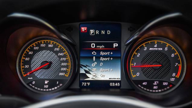 Visor exibe os ajustes selecionados pelo motorista | <a href="https://preprod.quatrorodas.abril.com.br/carros/impressoes/mercedes-benz-amg-gt-822120.shtml" target="_blank" rel="migration">Leia mais</a> Visor exibe os ajustes selecionados pelo motorista | <a href="https://preprod.quatrorodas.abril.com.br/carros/impressoes/mercedes-benz-amg-gt-822120.shtml" target="_blank" rel="migration">Leia mais</a>