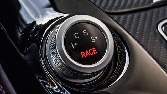 Seletor de comportamento dinâmico | <a href="https://preprod.quatrorodas.abril.com.br/carros/impressoes/mercedes-benz-amg-gt-822120.shtml" target="_blank" rel="migration">Leia mais</a> Seletor de comportamento dinâmico | <a href="https://preprod.quatrorodas.abril.com.br/carros/impressoes/mercedes-benz-amg-gt-822120.shtml" target="_blank" rel="migration">Leia mais</a>