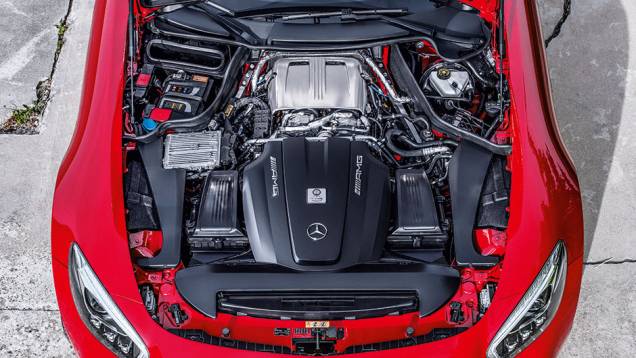 Motor V8 ocupa todo espaço na parte dianteira da carroceria | <a href="https://preprod.quatrorodas.abril.com.br/carros/impressoes/mercedes-benz-amg-gt-822120.shtml" target="_blank" rel="migration">Leia mais</a> Motor V8 ocupa todo espaço na parte dianteira da carroceria | <a href="https://preprod.quatrorodas.abril.com.br/carros/impressoes/mercedes-benz-amg-gt-822120.shtml" target="_blank" rel="migration">Leia mais</a>