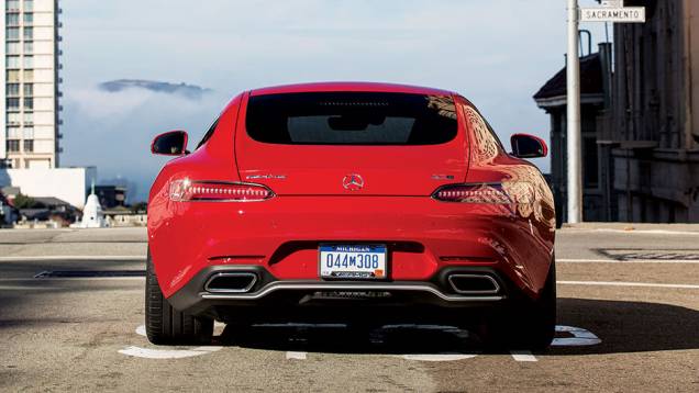 Na traseira, sobra espaço para o porta-malas com capacidade de 350 litros | <a href="https://preprod.quatrorodas.abril.com.br/carros/impressoes/mercedes-benz-amg-gt-822120.shtml" target="_blank" rel="migration">Leia mais</a> Na traseira, sobra espaço para o porta-malas com capacidade de 350 litros | <a href="https://preprod.quatrorodas.abril.com.br/carros/impressoes/mercedes-benz-amg-gt-822120.shtml" target="_blank" rel="migration">Leia mais</a>