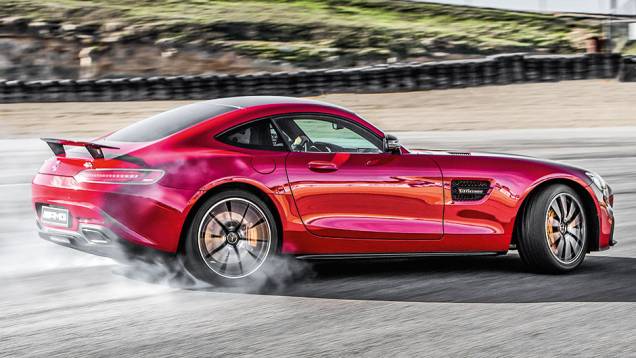 No modo Race, ESP permite derrapagens controladas | <a href="https://preprod.quatrorodas.abril.com.br/carros/impressoes/mercedes-benz-amg-gt-822120.shtml" target="_blank" rel="migration">Leia mais</a> No modo Race, ESP permite derrapagens controladas | <a href="https://preprod.quatrorodas.abril.com.br/carros/impressoes/mercedes-benz-amg-gt-822120.shtml" target="_blank" rel="migration">Leia mais</a>