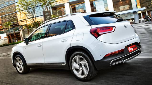 Lanternas estão instaladas na tampa traseira. Quando aberta, as luzes inferiores marcam a posição do veículo | <a href="https://preprod.quatrorodas.abril.com.br/carros/impressoes/citroen-ds6-822020.shtml" target="_blank" rel="migration">Leia mais</a> Lanternas estão instaladas na tampa traseira. Quando aberta, as luzes inferiores marcam a posição do veículo | <a href="https://preprod.quatrorodas.abril.com.br/carros/impressoes/citroen-ds6-822020.shtml" target="_blank" rel="migration">Leia mais</a>